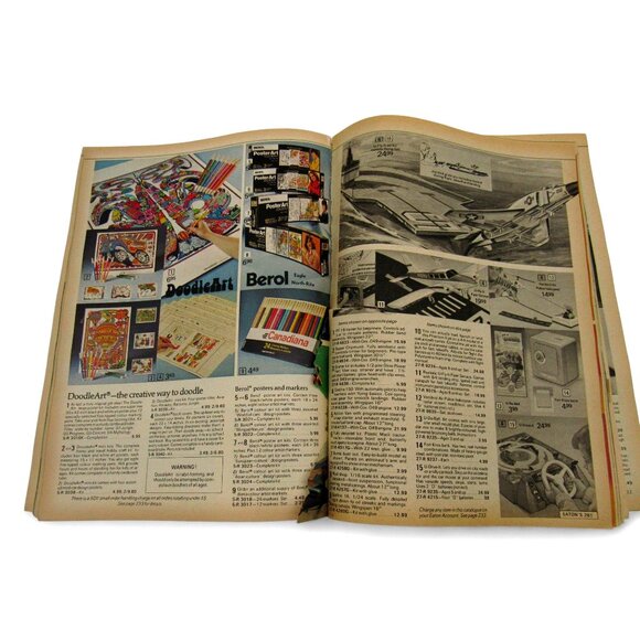 EATON'S Christmas TORONTO 1975 Fashion Catalogue 435 Pages Vintage - Picture 2 of 10